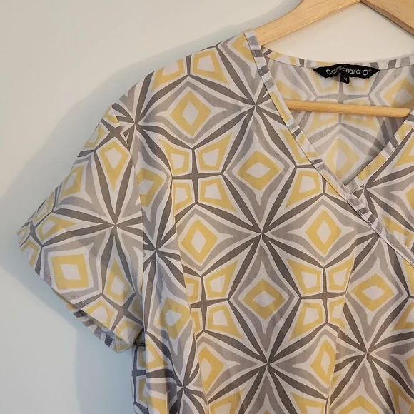 Grey Yellow Geometric Pattern Scrub Top - Picture 2 of 2